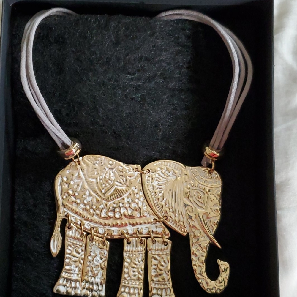 NWT NECKLACE